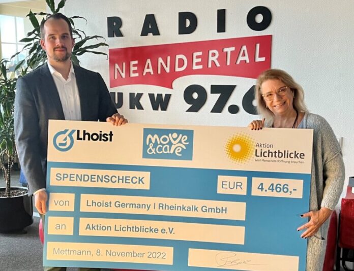 Tatjana Pioschyk (r.) nimmt den Spendenscheck von Mario Burda entgegen Bild: Radio Neandertal.