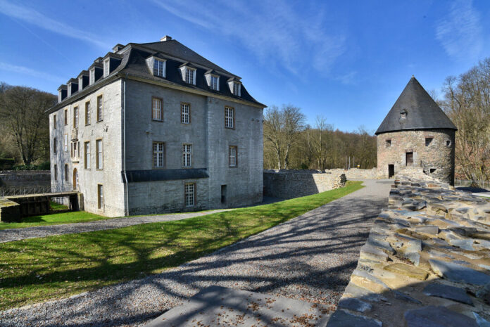 Am Schloss Hardenberg findet die zentrale Gedenkfeier zum Volkstrauertag statt. Foto: Mathias Kehren