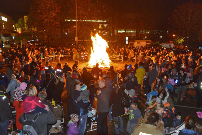 Die Wülfrather versammeln sich auch dieses Jahr um ein Martinsfeuer, hier noch auf dem Parkplatz am Diek. In diesem Jahr findet das Feuer im Stadtpark statt. Der Diek ist dafür neuer Treffpunkt für den Umzug. Archivfoto: Mathias Kehren