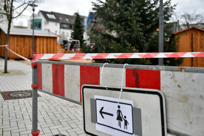 Während in der Platzmitte die Holzhütten aufgebaut werden, steht für Fußgänger nur ein schmaler Streifen am Rand zur Verfügung, um über den Offersplatz zu gehen. Archivfoto: Mathias Kehren