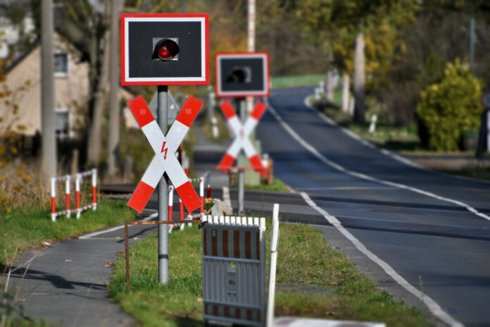 Am Bahnübergang an der Kuhlendahler Straße, nahe Haus Stemberg, sind Bauarbeiten geplant. Foto: Mathias Kehren