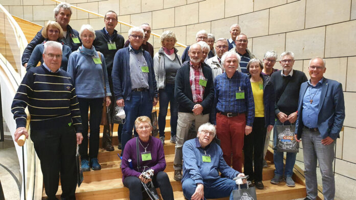 Die Fahrerinnen und Fahrer vom Bürgerbus Neviges/Tönisheide haben auf Einladung von Martin Sträßer den Landatg in Düsseldorf besucht. Foto: privat