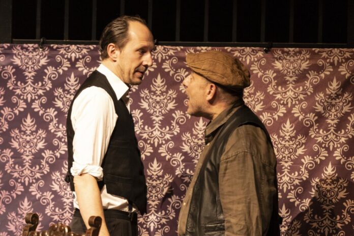 Peter Wagner und Reiner Gabriel während einer Szene. Foto: Hosser