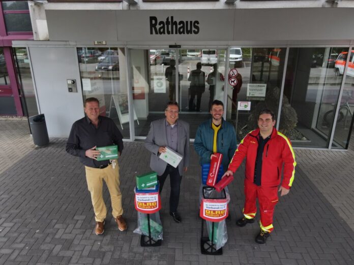 Sie werben für die Spendenaktion: Ralph Elpers (stellv. Ordnungsamt Leiter), Bürgermeister Rainer Ritsche, Christian Ledwoch (Rathaus Apotheke) und Heiko Dietrich (Ausbildungsleiter DLRG Wülfrath). Foto: DLRG