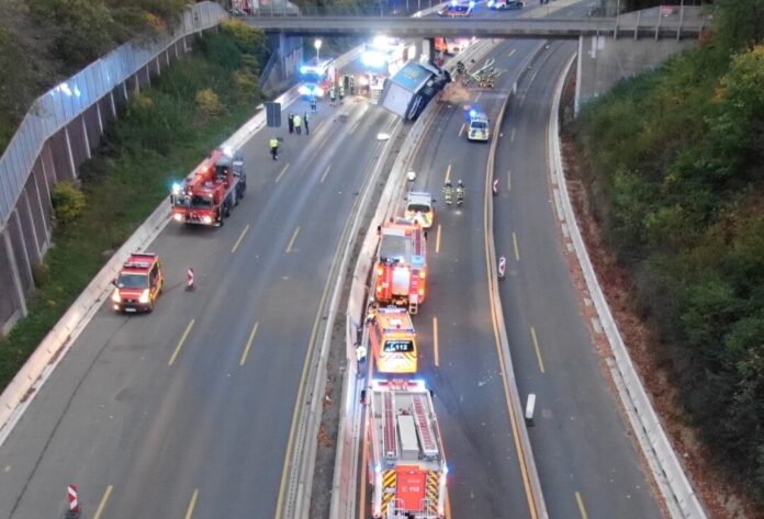 Übersichtsaufnahme der Unfallstelle´auf der A46. Foto: Polizei