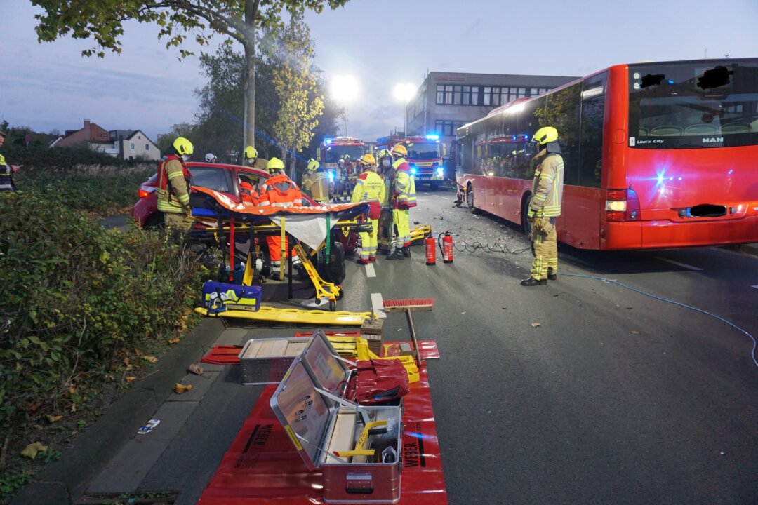 Einsatzkräfte vor Ort an der Unfallstelle. Foto: FW Ratingen