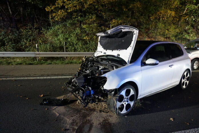 Eines des beschädigten Unfallautos. Foto: Feuerwehr Ratingen