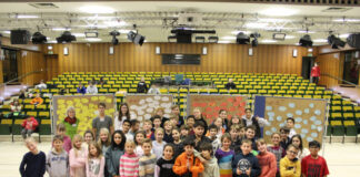 Beim ersten Treffen des Kinderparlamentes kamen die 66 neuen Mitglieder in der Aula des Gymnasiums Hochdahl zusammen, um die einzelnen Arbeitskreise zu gründen. Foto: Stadt Erkrath