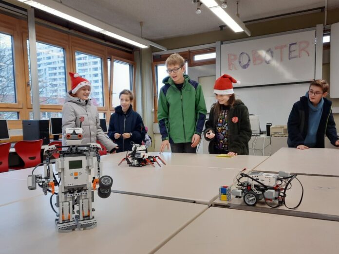Gustav aus der 9a mit seinem Spinnenroboter. Foto: Schule