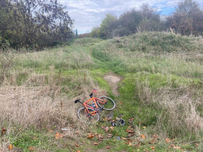 Der Radfahrer stürzte den Hand eines ausgetrockneten Bachlaufs hinunter. Foto: Polizei