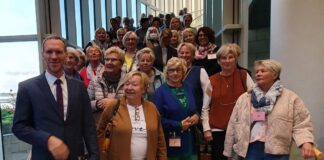 Der Landtagsabgeordnete Jan Heinisch (CDU, l.) mit den Damen der Frauen-Union. Foto: FU