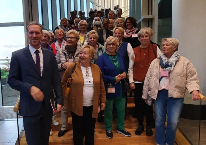 Der Landtagsabgeordnete Jan Heinisch (CDU, l.) mit den Damen der Frauen-Union. Foto: FU