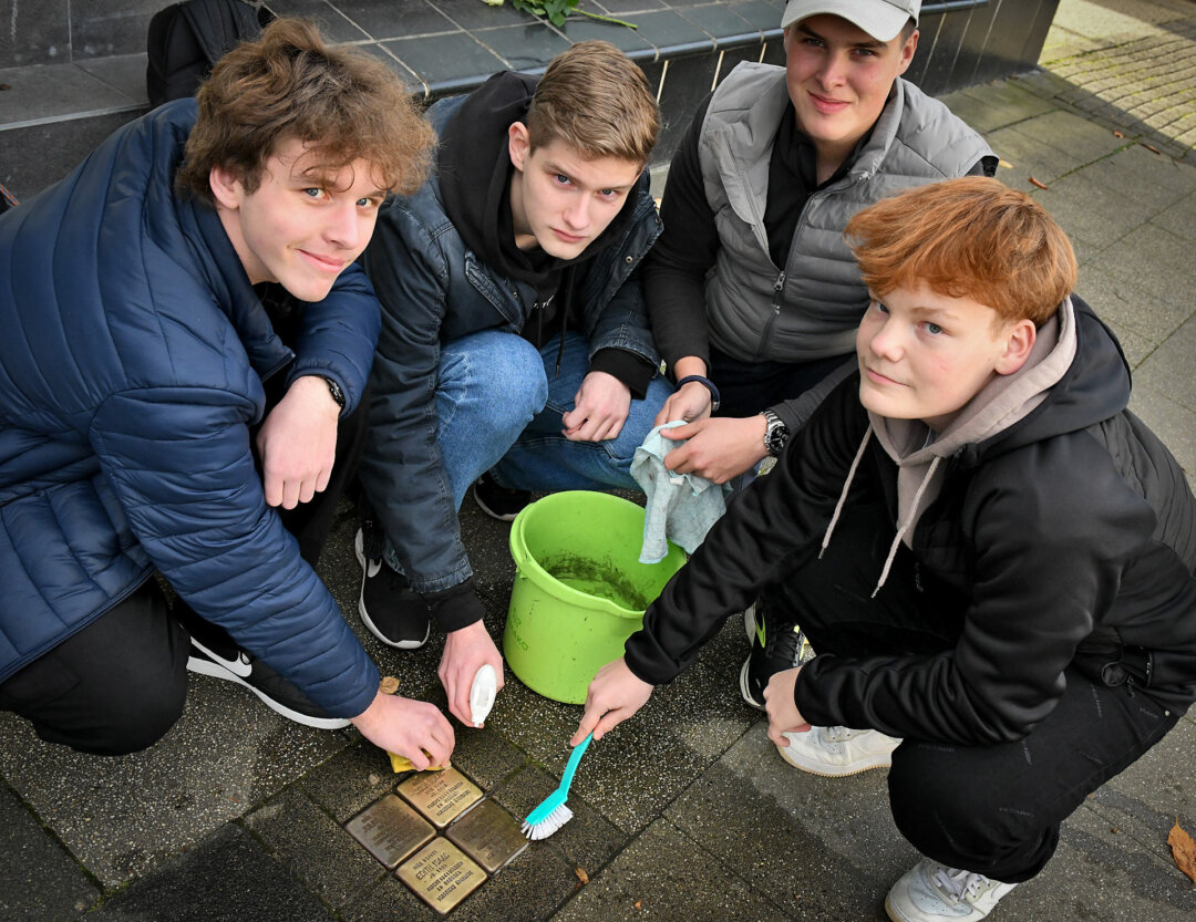 Adrian Heinz, Myron Thiele, Paul Nagel und Nikos Loos polierten die Oberfläche der Stolpersteine, die an das Schicksal der Familie Isaac erinnern. Foto: Mathias Kehren