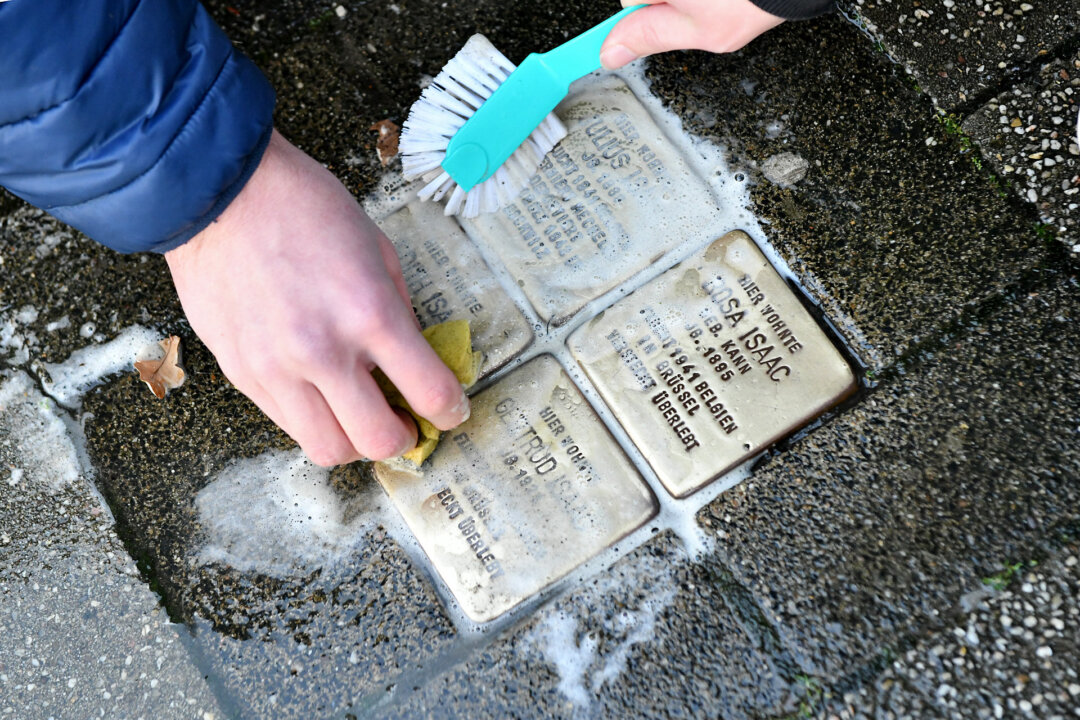 Regelrecht stolpern sollen Passanten ob der glänzenden Messingflächen der Steine - nach der Reinigung haben die ihre ursprüngliche Auffälligkeit zurück. Foto: Mathias Kehren 