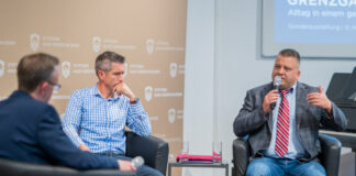 Fank Mäuer (OSLM, links), Andrzej Michalczyk (Ruhr-Universität, Mitte) und David Skrabania (rechts) bei der Podiumsdiskussion zur Eröffnung der Ausstellung „Grenzgänger“. Foto: HOS/OSLM/Leonie Langen