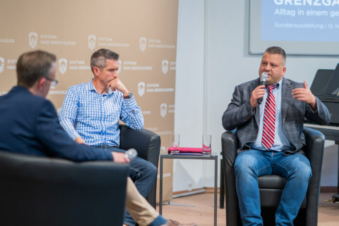 Fank Mäuer (OSLM, links), Andrzej Michalczyk (Ruhr-Universität, Mitte) und David Skrabania (rechts) bei der Podiumsdiskussion zur Eröffnung der Ausstellung „Grenzgänger“. Foto: HOS/OSLM/Leonie Langen
