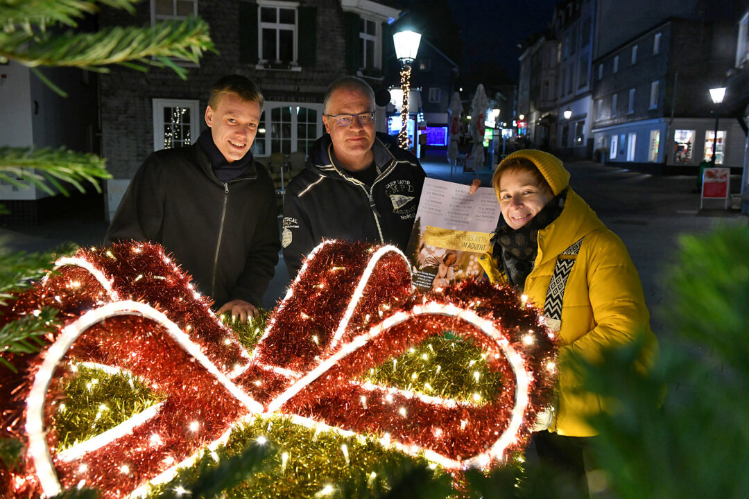 Abbé Pauljo für die katholische Gemeinde, Jörg Sindt von der evangelischen Gemeinde, und Tanja Krämer-Obermann, Vorsitzende von Neviges-Aktiv, haben die Adventaktion in Neviges angekündigt. Foto: Mathias Kehren