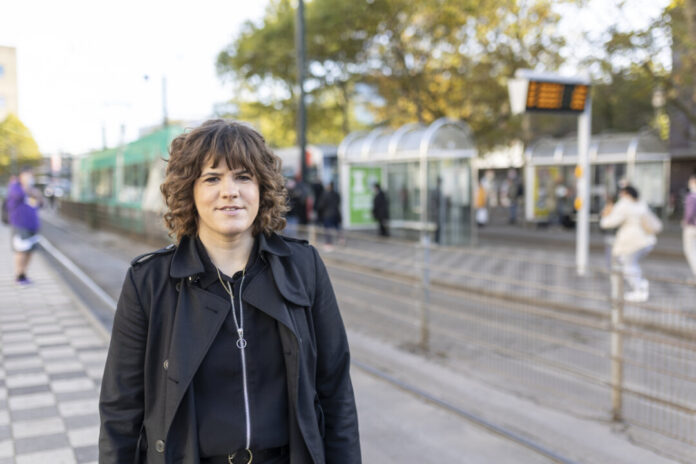 Ina Besche-Krastl (Grüne) setzt sich für einen besseren Schienennahverkehr ein. Foto: Dominic Heidl