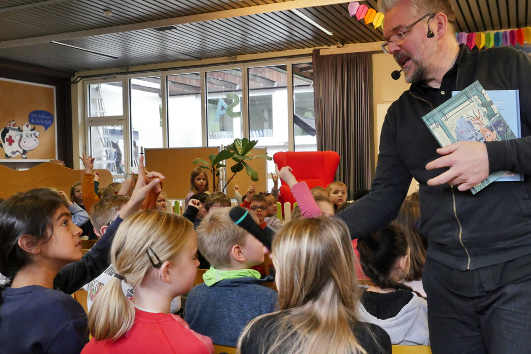 Martin Baltschiet las den Kindern an der Grundschule Kuhstraße aus seinen Büchern vor. Foto: privat