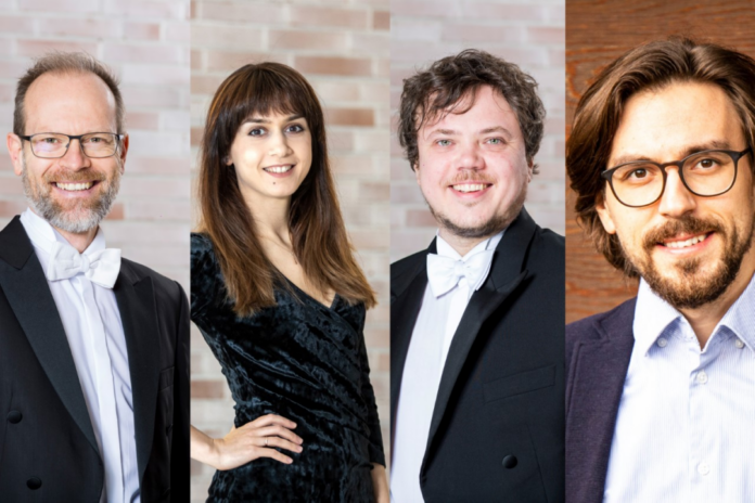 Philipp Willerding-Bach, Vlada Berezhnaja, Aliaksandr Senazhenski und Dmitri Soludukha spielen in der Vorburg von Schloss Hardenberg. Fotos: Noemi Kreklau und Svenja Hanusch