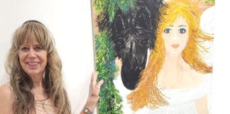 Doris Schöller vor einem ihrer Kunstwerke, das auch im Rahmen der Ausstellung zu sehen sein wird. Foto: privat