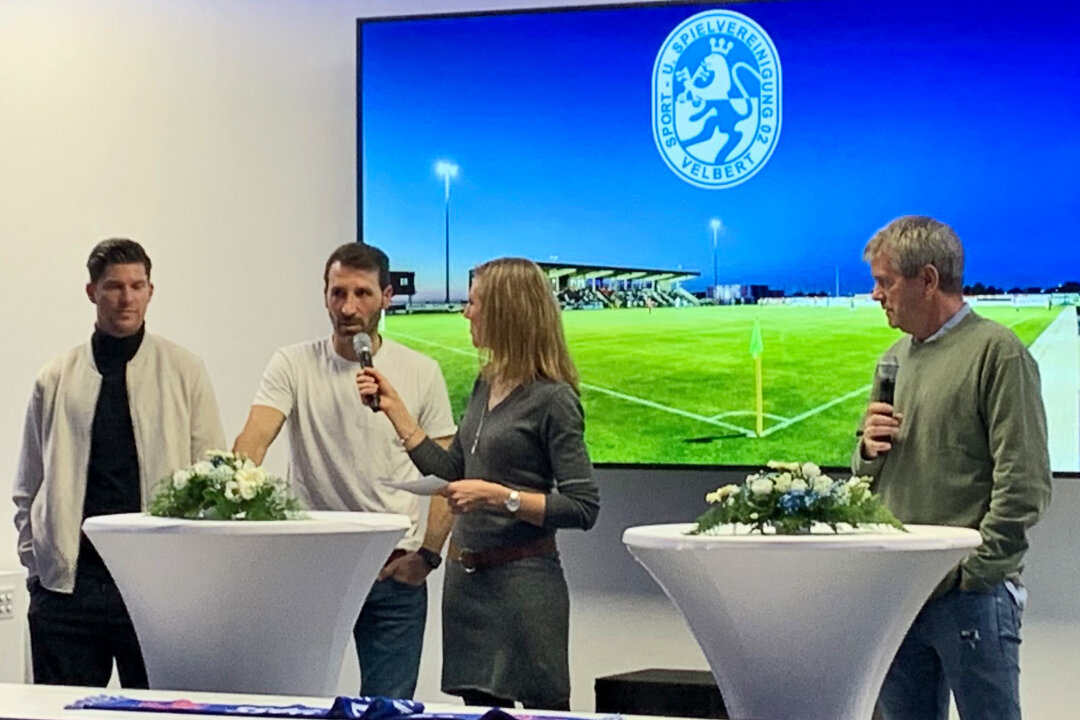 Das SSVg-Trainerteam, Dimitrios Pappas und Christian Dorda (l.), in der Talk-Runde mit Moderatorin Sabrina Wegner und Ehrengast Friedhelm Funkel (r). Foto: SSVg Velbert.
