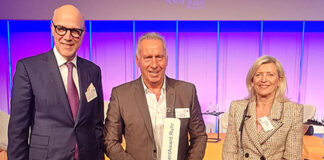 Ernst Nieland (M.) mit der Auszeichnung. Mit ihm freuen sich Stiftungsvorsitzende Gabriele Metz und Friedrich P. Kötter vom Verwaltungsrat der Kötter Unternehmensgruppe. Foto: VRR