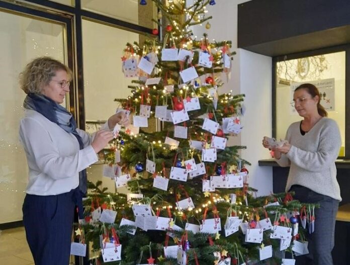 Bürgermeisterin Sandra Pietschmann und Abteilungsleiterin Sonja Runkel haben schon Wunschzettel ausgesucht. Foto: Kreisstadt Mettmann