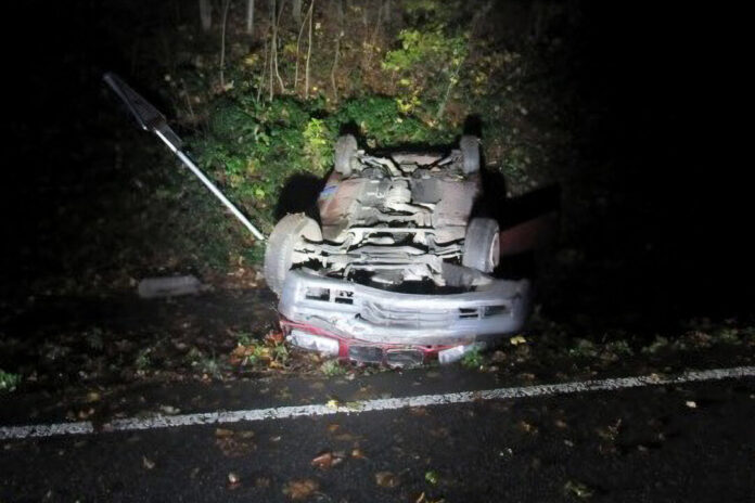 Der BMW landete auf dem Dach im Straßengraben. Foto: Polizei