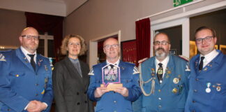 Marcel Girard, Detlev Becker, Michael John und Alexander Kaufmann (v. l.) haben den Heimatpreis von Bürgermeisterin Sandra Pietschmann entgegengenommen. Foto: Kreisstadt Mettmann