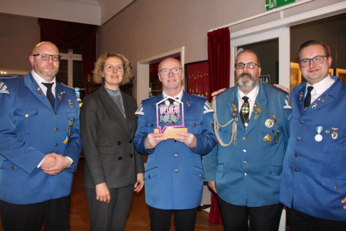 Marcel Girard, Detlev Becker, Michael John und Alexander Kaufmann (v. l.) haben den Heimatpreis von Bürgermeisterin Sandra Pietschmann entgegengenommen. Foto: Kreisstadt Mettmann