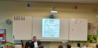 Bürgermeister Rainer Ritsche liest den Kindern vor. Foto: Lindenschule
