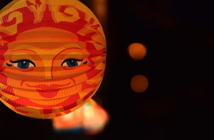Eine Laterne leuchtet in der Dunkelheit. Foto: pixabay/symbolbild