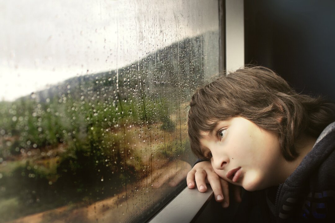 Oft müssen Kinder zwischen ihren getrennt lebenden Eltern pendeln. Symbolfoto: Pixabay