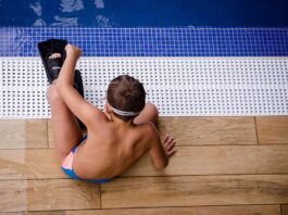 Ein Kind am Rand eines Schwimmbecken. Foto: jarmoluk/pixabay