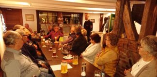 Am Stammtisch ging es diesmal über die Feuerwehr. Foto: BV Düssel