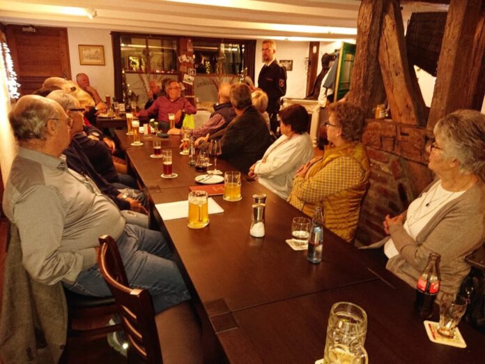Am Stammtisch ging es diesmal über die Feuerwehr. Foto: BV Düssel
