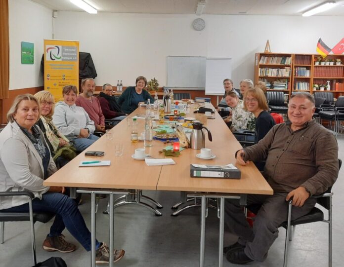 Rechte Seite: Sami Celik, Nicole Poßberg, Helli Kuklick, Marion Höltermann und Norbert Pranger. Foto: Aktionsgemeinschaft für Behinderte in Ratingen e.V.