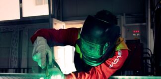 Ein Arbeiter schweißt Aluminium. Foto: pixabay