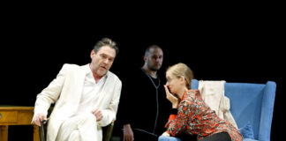 Jens Winterstein, Stefan Migge (Hintergrund) und Silvia Weiskopf in der Inszenierung "Biografie: Ein Spiel" von Max Frisch. Foto: Birgit Hupfeld