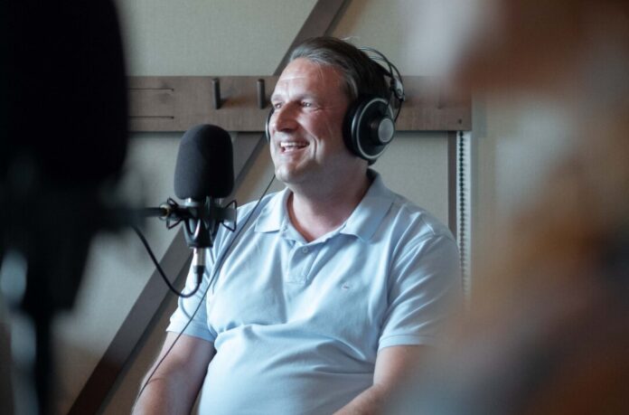 Dr. Ralf Michael Schumacher, leitender Oberarzt Intensivstation des Helios Klinikums Niederberg, spricht im Podcast „Bitte freimachen!“ über das Ethik Komitee. Foto: Kirmes/Helios