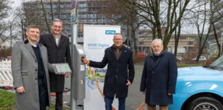 Treffen an der Ladesäule auf dem Carnaper Platz: Sören Högel, Leiter Digitale Lösungen (WSW), WSW-Vorstandsvorsitzender Markus Hilkenbach, Oberbürgermeister Uwe Schneidewind und Bezirksbürgermeister Hans-Hermann Lücke. Foto: WSW