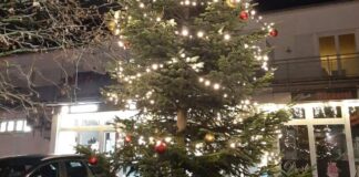 In Homberg-Nord erstrahlt der Weihnachtsbaum und verbreitet gemütliche Weihnachtsstimmung im Geschäftszentrum. Foto: CDU-Fraktion Ratingen