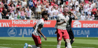 Eine Szene aus der Drittligapartie zwischen Rot-Weiss Essen und dem SV Elversberg. Isaiah Young und Ron Berlinski jubeln. Foto: Markus Endberg