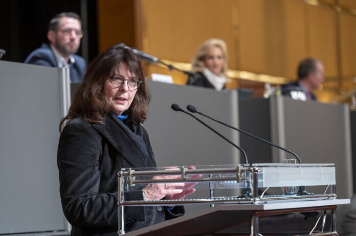 Sie hat in die Sitzung der Landschaftsversammlung Rheinland einen Nachtragshaushalt für das Haushaltsjahr 2023 eingebracht: LVR-Kämmerin Renate Hötte. Foto: Uwe Weiser/LVR