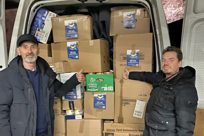 Fahrer Bibliy Bohdan und Andreas Holthaus von "Heljens hilft Ukraine" vor der Abfahrt. Foto: privat