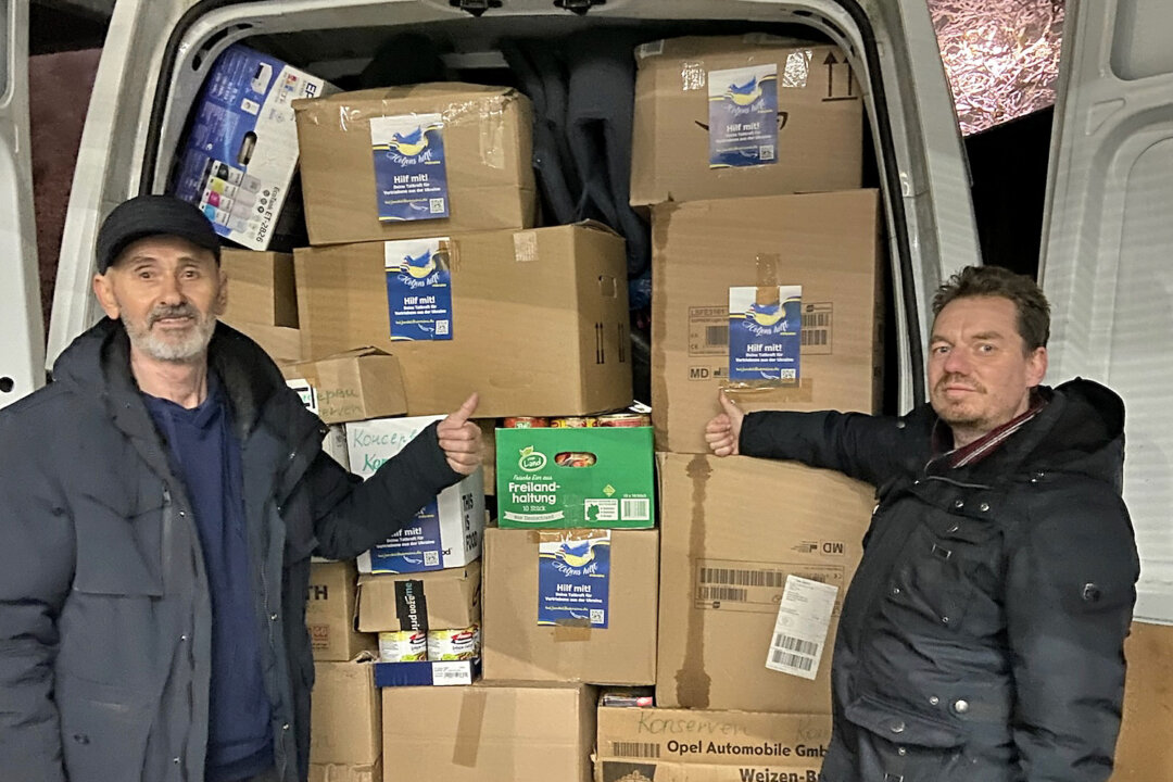 Fahrer Bibliy Bohdan und Andreas Holthaus von "Heljens hilft Ukraine" vor der Abfahrt. Foto: privat