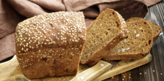 Ist dunkles Brot immer gesünder als helles? Nein, es handelt sich um einen Ernährungsirrtum. Foto: VZ NRW/Adpic