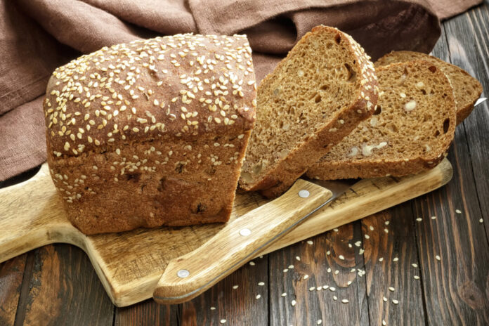 Ist dunkles Brot immer gesünder als helles? Nein, es handelt sich um einen Ernährungsirrtum. Foto: VZ NRW/Adpic