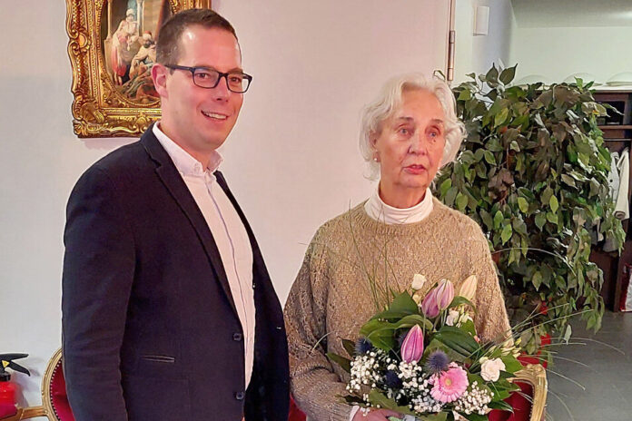 Fast von Anfang an dabei ist Erika Hannes. Sie wurde von Klinikgeschäftsführer Adrian Borner für ihren Einsatz und ihre Arbeit geehrt. Foto: Helios-Klinikum